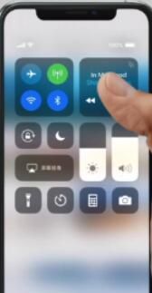 iPhone11pro max开启控制中心的方法步骤截图