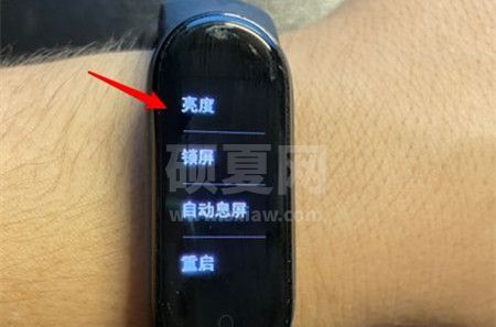 小米手环5如何设置屏幕亮度？小米手环5屏幕亮度调高步骤介绍截图