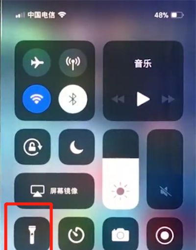 iphonex中使用手电筒的操作方法截图